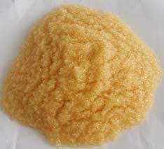 軟化樹脂是專用于軟化硬水的一種專用樹脂，通過離子交換技術(shù)，使水的硬度小于50 mg/L(CaCO3)。離子交換是一種特殊的動態(tài)吸附過程，一般是由不溶于水的離子交換劑在電解質(zhì)溶液中進(jìn)行，這種離子交換劑即為離子交換樹脂。
